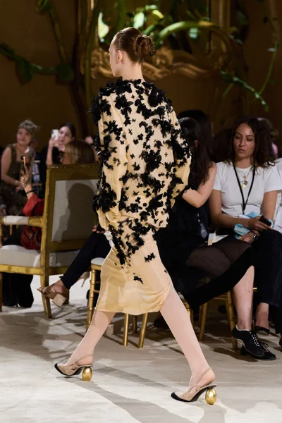 Look 16